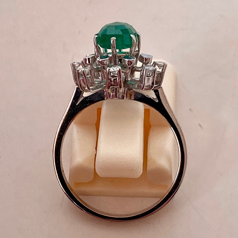 Round Emerald Ring in White Gold | KLENOTA